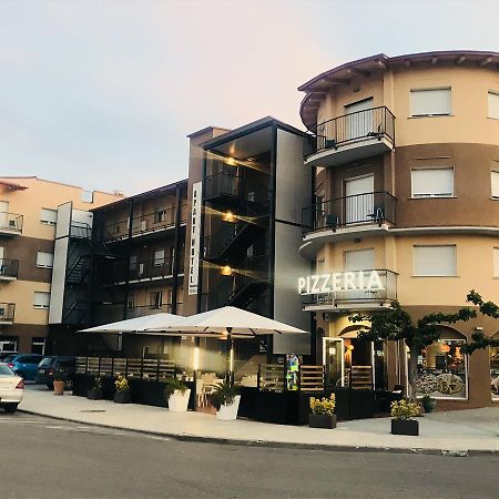 Apartamentos Giuliano Емпуриабрава Екстериор снимка