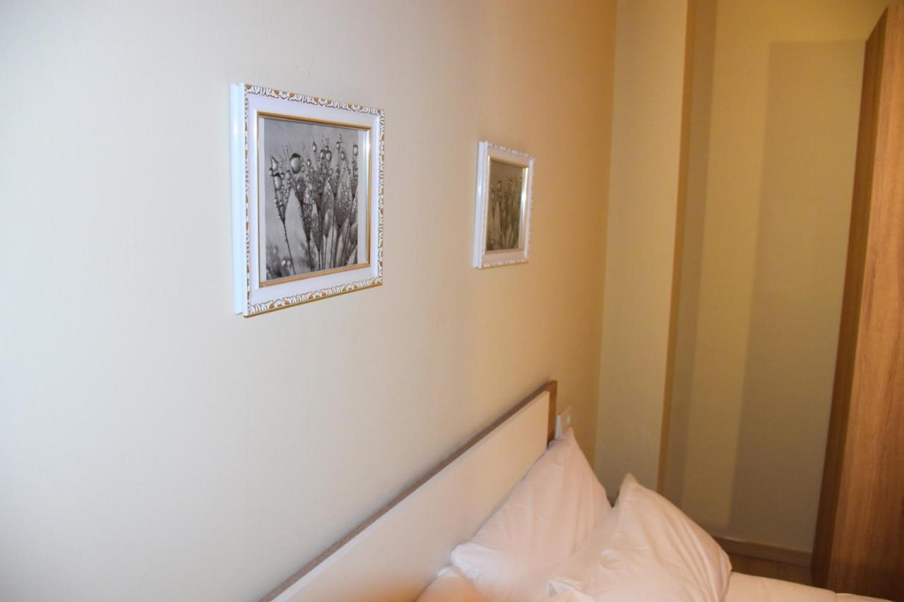 Apartamentos Giuliano Емпуриабрава Екстериор снимка