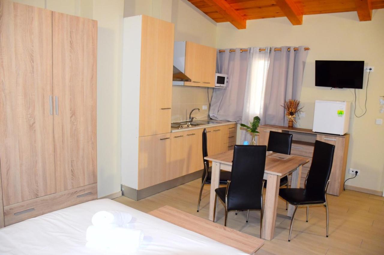 Apartamentos Giuliano Емпуриабрава Екстериор снимка