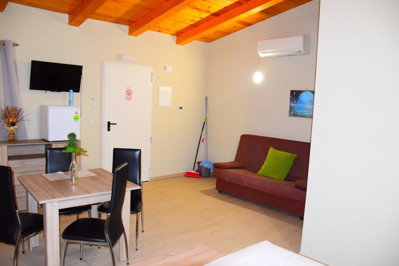 Apartamentos Giuliano Емпуриабрава Екстериор снимка