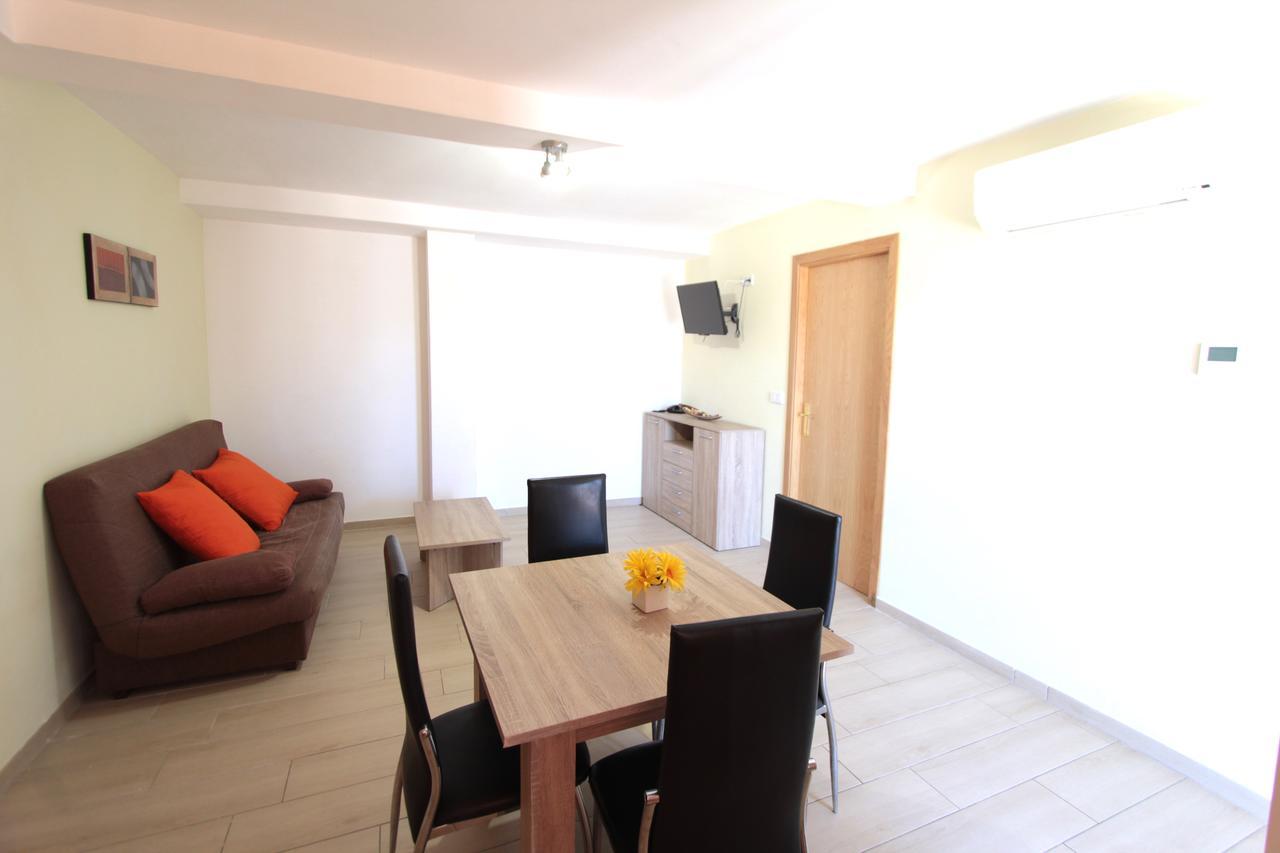 Apartamentos Giuliano Емпуриабрава Екстериор снимка