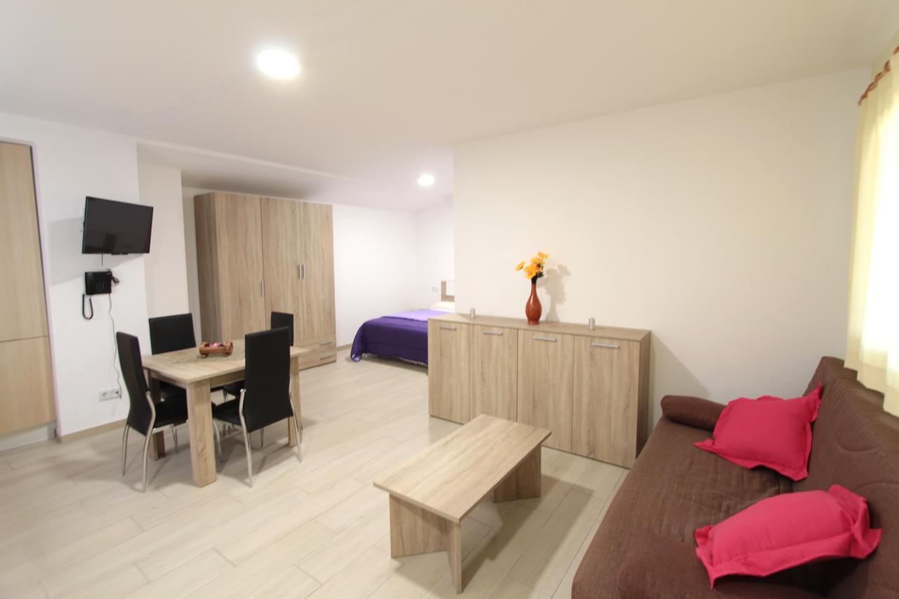 Apartamentos Giuliano Емпуриабрава Екстериор снимка